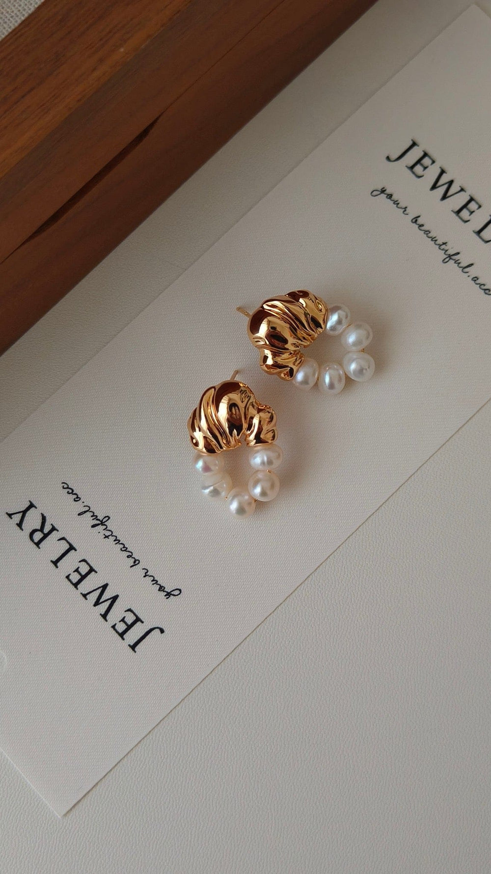 Retro Pearl Earrings Timeless Vintage Elegance for Modern Women