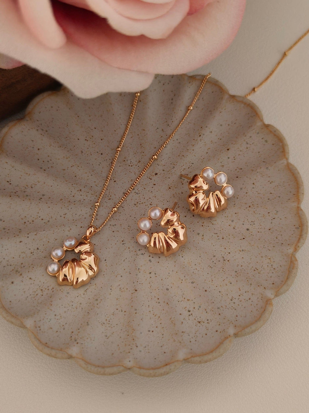 Retro Pearl Necklace